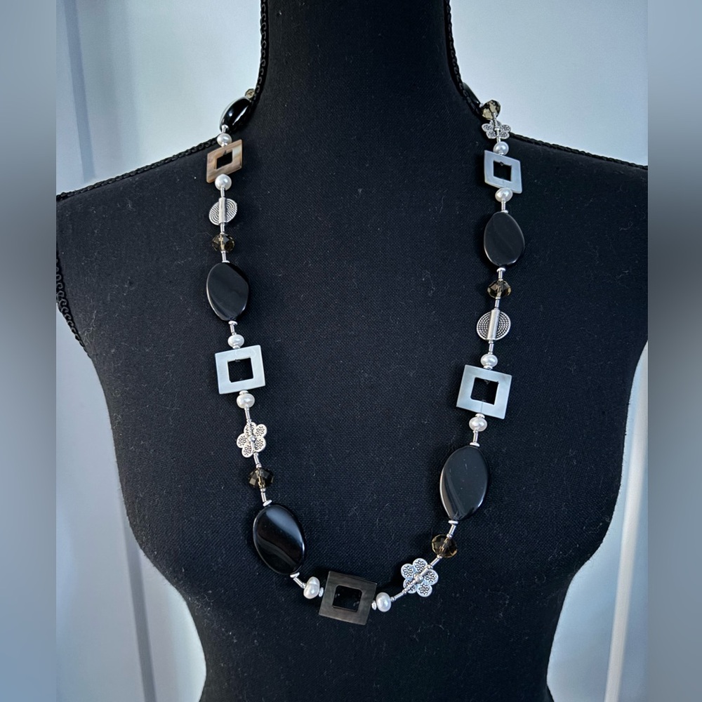 Necklace NWOT accent piece black& silver         adjustable length